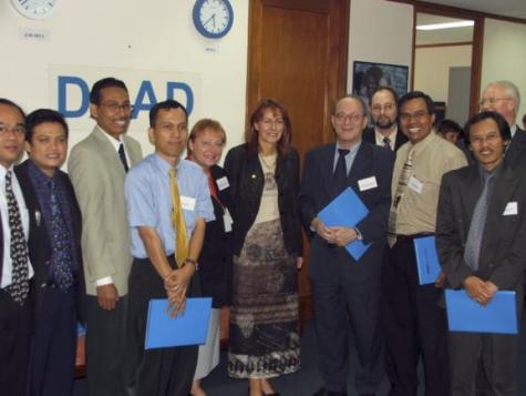 Minsterin Bulmahn, flankiert vom Deutschen Botschafter in Jakarta, Joachim Broudr-Grger (rechts), Auenstellenleiterin Ilona Krger-Rechmann (links), mit DAAD-Alumni und Mitgliedern ihrer Delegation.
